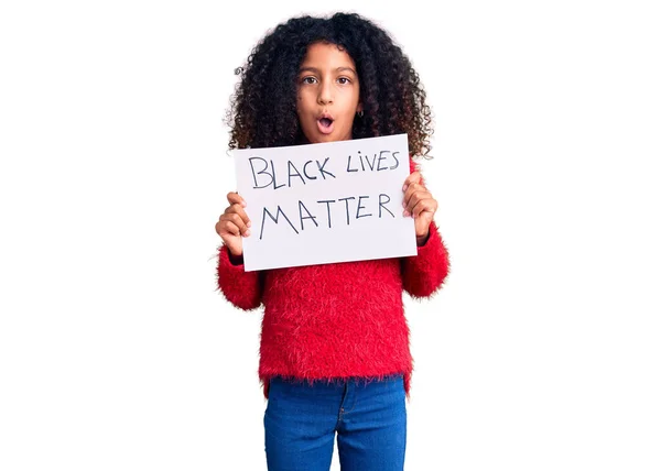 Afrykańskie Amerykańskie Dziecko Kręconymi Włosami Trzymające Czarny Sztandar Materii Życia — Zdjęcie stockowe