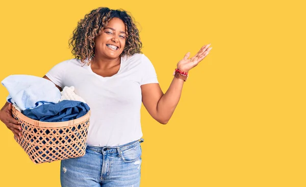 Νεαρή Αφροαμερικανή Συν Μέγεθος Γυναίκα Κρατώντας Καλάθι Πλυντηρίων Γιορτάζει Νίκη — Φωτογραφία Αρχείου