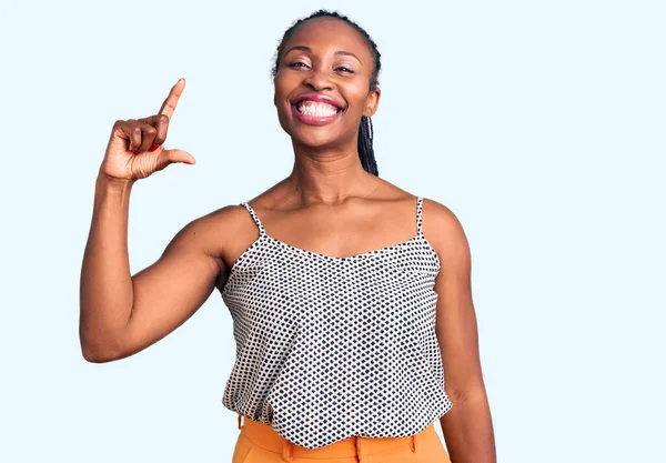 Genç Afro Amerikalı Kadın Günlük Kıyafetler Giymiş Gülümseyen Hareketleriyle Küçük — Stok fotoğraf