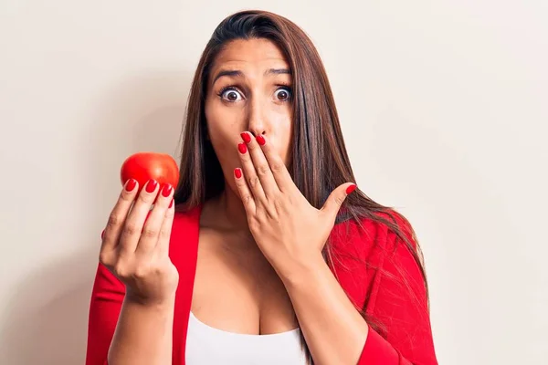 Ung Vacker Brunett Kvinna Håller Tomat Täcker Munnen Med Handen — Stockfoto