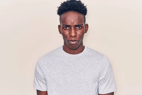 Joven Afroamericano Vestido Con Ropa Casual Escéptico Nervioso Frunciendo Ceño — Foto de Stock