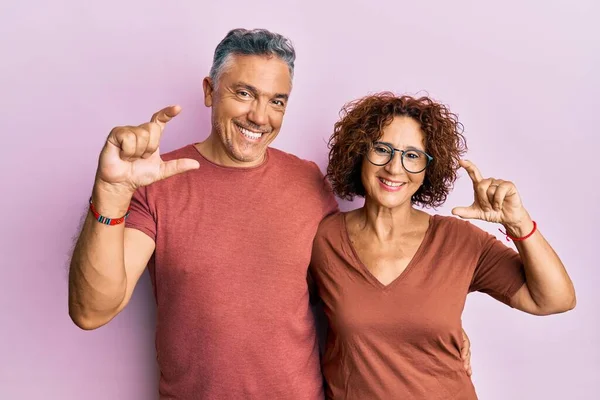 Belo Casal Meia Idade Juntos Vestindo Roupas Casuais Sorrindo Gestos — Fotografia de Stock