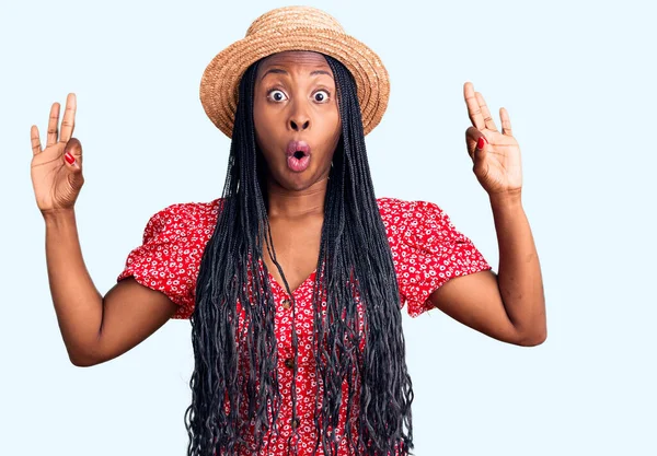 Молодая Африканская Американка Летней Шляпе Выглядит Удивленной Шокированной Делая Хорошо — стоковое фото