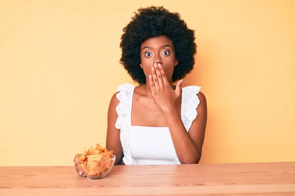 Jonge Afro Amerikaanse Vrouw Met Nacho Chips Die Mond Met — Stockfoto