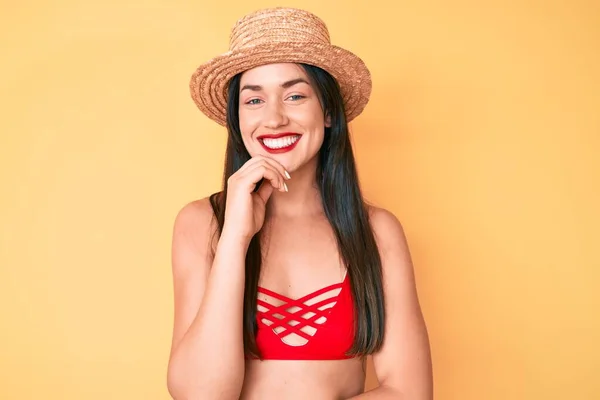 Giovane Bella Donna Caucasica Indossa Bikini Cappello Sorridente Guardando Fiducioso — Foto Stock