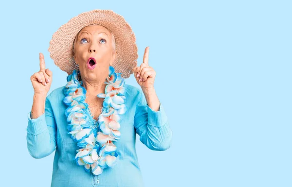 Starší Krásná Žena Modrýma Očima Šedivými Vlasy Letním Klobouku Havajském — Stock fotografie