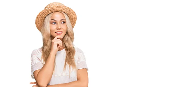 Ein Junges Blondes Mädchen Mit Sommermütze Die Hand Kinn Und — Stockfoto