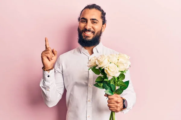 Ung Arabisk Man Som Håller Blommor Ler Glad Pekar Med — Stockfoto