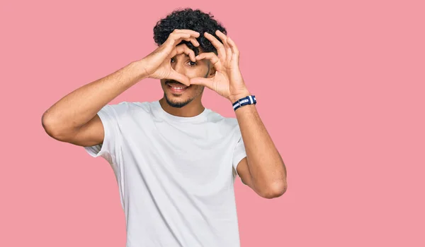 Jovem Árabe Homem Vestindo Casual Branco Shirt Fazendo Forma Coração — Fotografia de Stock