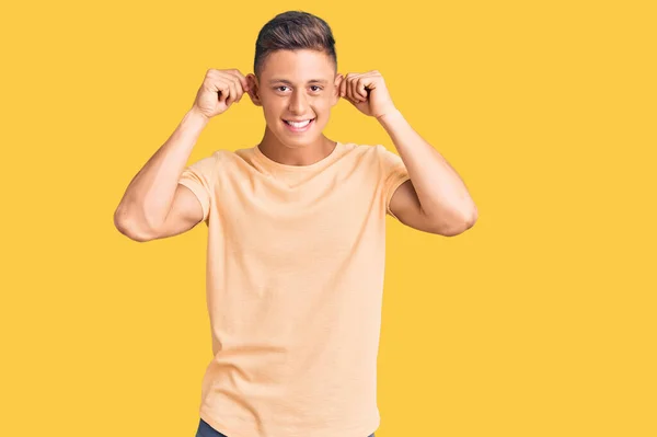 Homem Bonito Jovem Vestindo Roupas Casuais Sorrindo Puxando Orelhas Com — Fotografia de Stock