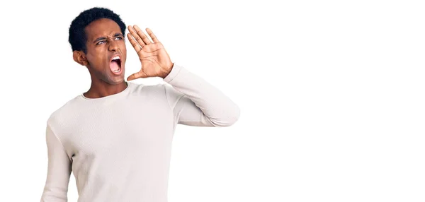 African Handsome Man Wearing Casual Winter Sweater Shouting Screaming Loud — Stock Photo, Image