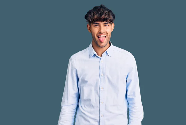 Jovem Hispânico Vestindo Camisa Casual Colando Língua Para Fora Feliz — Fotografia de Stock