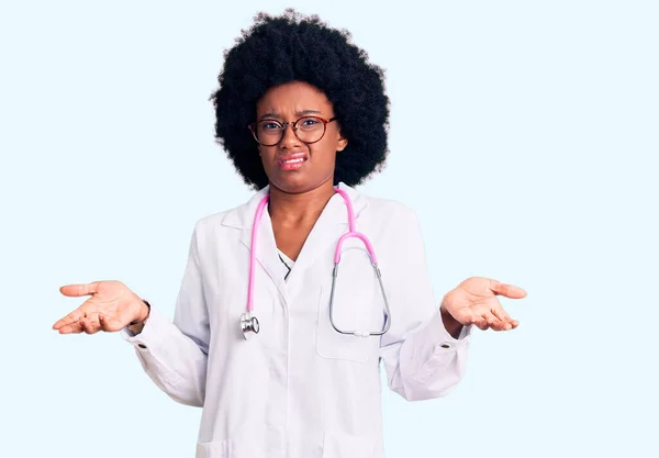 Joven Mujer Afroamericana Vistiendo Abrigo Médico Estetoscopio Despistado Confundido Con — Foto de Stock