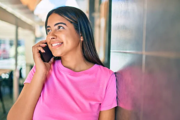 Genç Latin Kadın Gülümsüyor Şehirdeki Akıllı Telefondan Konuşuyor — Stok fotoğraf