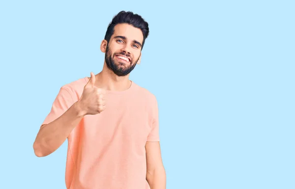 Joven Hombre Guapo Con Barba Usando Una Camiseta Casual Haciendo — Foto de Stock