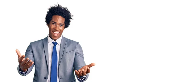 Schöner Afrikanisch Amerikanischer Mann Mit Afro Haaren Businessjacke Fröhlich Lächelnd — Stockfoto