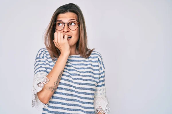 Mulher Branca Bonita Vestindo Roupas Casuais Óculos Olhando Estressado Nervoso — Fotografia de Stock