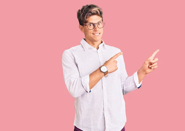 Jovem Homem Bonito Vestindo Roupas Negócios Óculos Apontando Para Lado — Fotografia de Stock