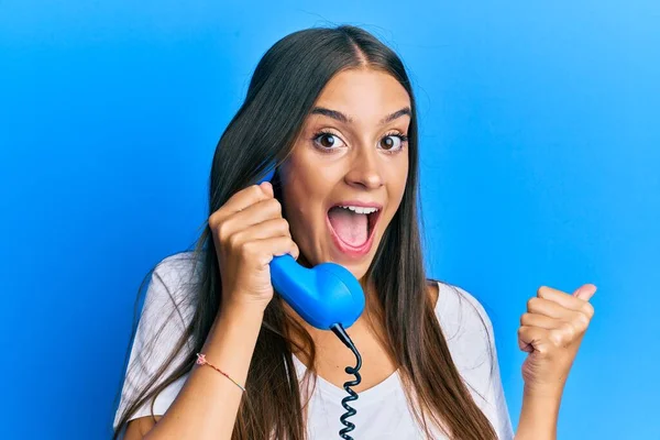 Young Hispanic Woman Holding Vintage Telephone Pointing Thumb Side Smiling — Stock Photo, Image