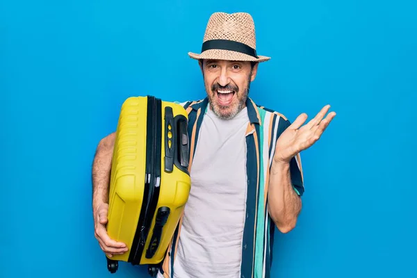 Hombre Turístico Guapo Mediana Edad Vacaciones Sosteniendo Bolsa Cabina Sobre —  Fotos de Stock