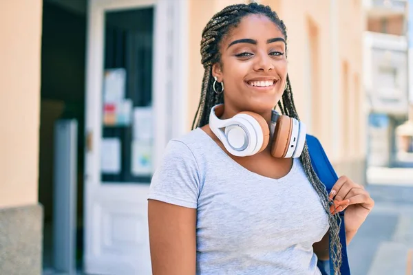 Ung Afrikansk Amerikansk Student Kvinna Ler Glad Universitetsområdet — Stockfoto