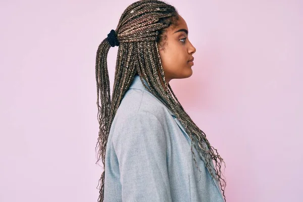 Jeune Femme Afro Américaine Avec Des Tresses Portant Une Veste — Photo