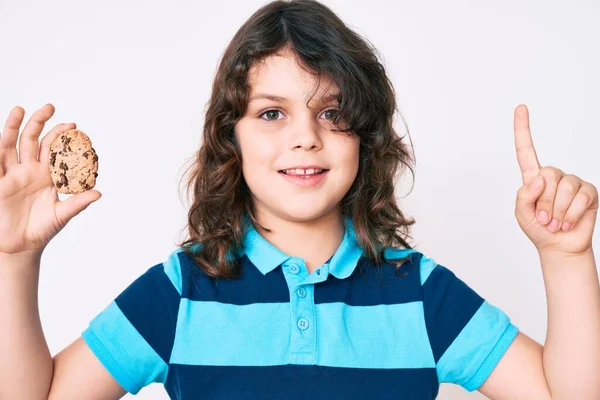 Schattig Latijns Kind Met Lang Haar Koekje Glimlachend Vrolijk Wijzend — Stockfoto