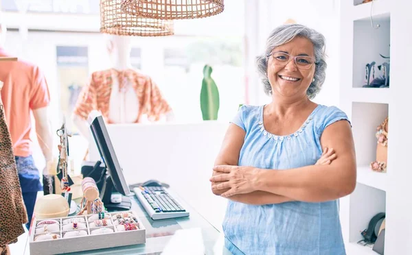Perakende Mağazasının Tezgahında Çalışan Orta Yaşlı Bir Yardımcı Kadın Mutlu — Stok fotoğraf