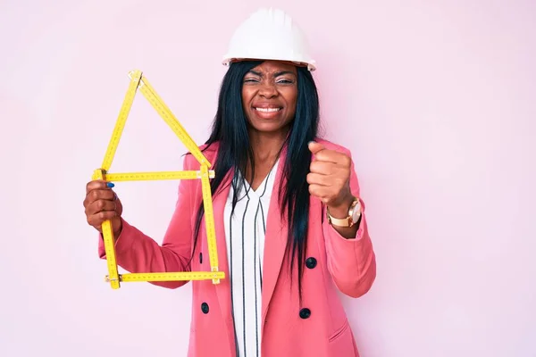 Ung Afrikansk Amerikansk Kvinna Bär Cykel Hjälm Och Hålla Vattenflaska — Stockfoto