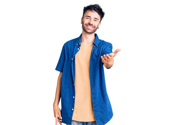 Giovane Uomo Ispanico Indossa Abiti Casual Sorridente Amichevole Offrendo Stretta — Foto Stock