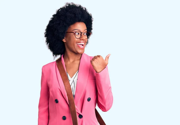 Jovem Afro Americana Vestindo Roupas Negócios Saco Couro Sorrindo Com — Fotografia de Stock