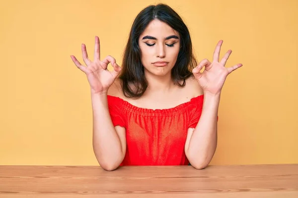 Brunette Tiener Meisje Dragen Casual Kleren Zitten Tafel Ontspannen Glimlachen — Stockfoto