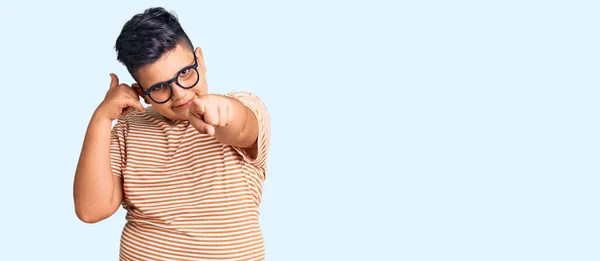 Niño Pequeño Con Ropa Casual Gafas Sonriendo Hablando Por Teléfono —  Fotos de Stock