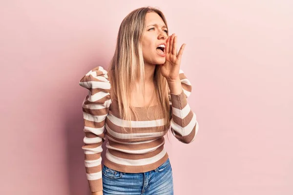 Junge Blonde Frau Lässiger Kleidung Schreit Und Schreit Laut Seite — Stockfoto