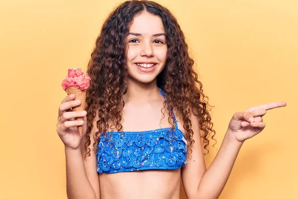 Gyönyörű Lány Göndör Haj Visel Bikini Kezében Fagylalt Mosolyogva Boldog — Stock Fotó