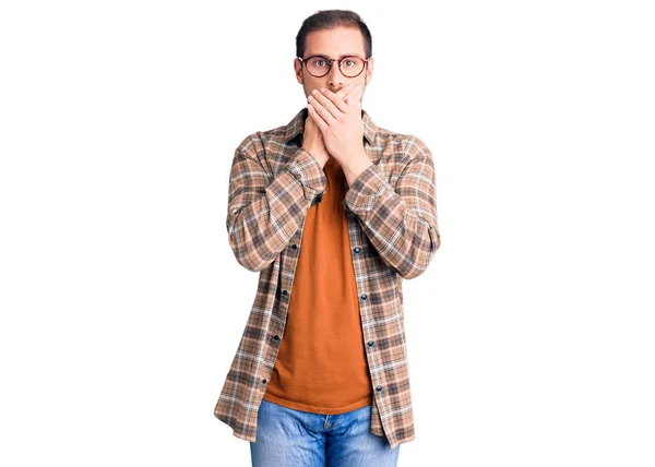 Ein Junger Gutaussehender Kaukasischer Mann Lässiger Kleidung Und Brille Schockierte — Stockfoto