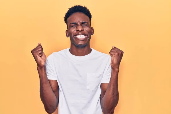 Joven Afroamericano Vestido Con Ropa Casual Emocionado Por Éxito Con — Foto de Stock