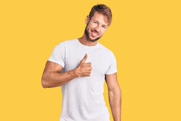Jonge Blanke Man Draagt Casual Witte Tshirt Doet Vrolijke Duimen — Stockfoto