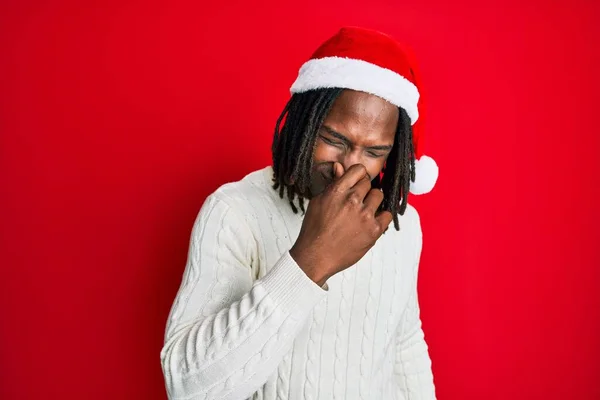 Homem Afro Americano Com Tranças Usando Chapéu Natal Cheirando Algo — Fotografia de Stock
