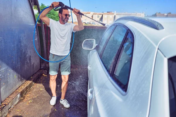 Hombre Guapo Mediana Edad Vistiendo Ropa Casual Gafas Sol Sonriendo — Foto de Stock