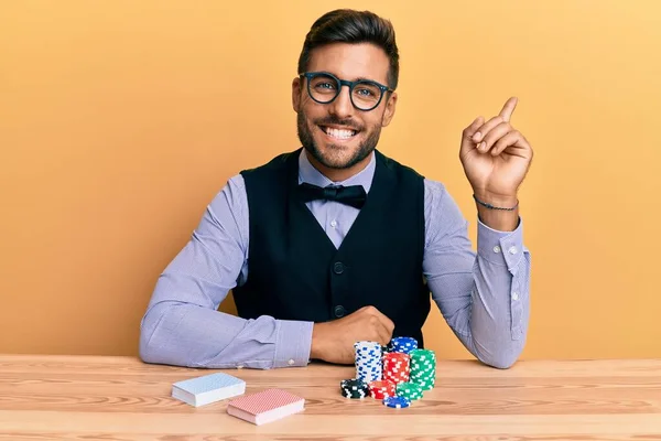 Knappe Spaanse Croupier Man Zittend Tafel Met Poker Chips Kaarten — Stockfoto