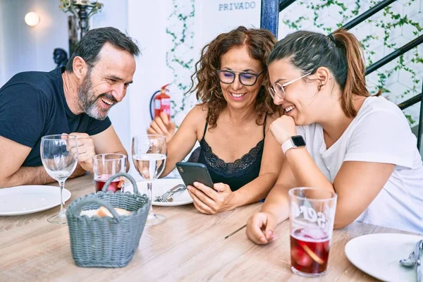 Schöne Familie Lächelt Glücklich Mit Smartphone Restaurant — Stockfoto