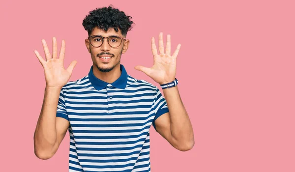 Jovem Árabe Vestindo Roupas Casuais Óculos Mostrando Apontando Para Cima — Fotografia de Stock