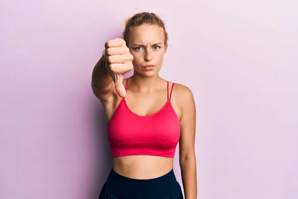 Vakker Hvit Kvinne Med Sportsvest Ulykkelig Sint Som Viser Avvisning – stockfoto