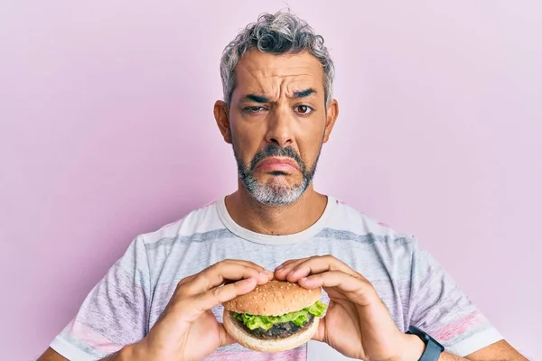Μεσήλικας Γκριζομάλλης Άνθρωπος Τρώει Ένα Νόστιμο Κλασικό Burger Κατάθλιψη Και — Φωτογραφία Αρχείου