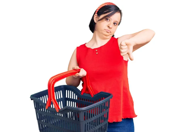 Mujer Morena Con Síndrome Sosteniendo Cesta Compra Del Supermercado Con — Foto de Stock