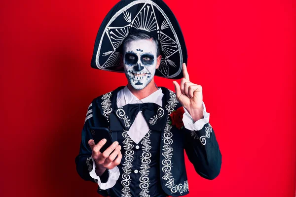 Mladý Muž Mexickém Dni Mrtvého Kostýmu Pomocí Smartphonu Překvapený Nápadem — Stock fotografie