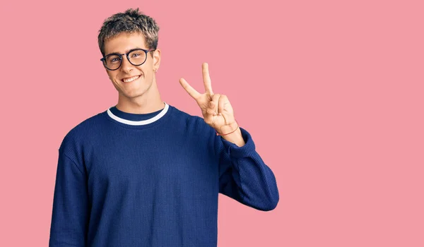 Genç Yakışıklı Bir Adam Günlük Kıyafetler Gözlük Takıyor Numarayı Gösteriyor — Stok fotoğraf