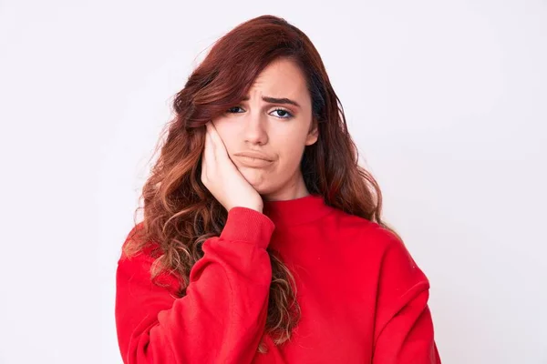 Giovane Bella Donna Indossa Abiti Casual Pensando Cercando Stanco Annoiato — Foto Stock