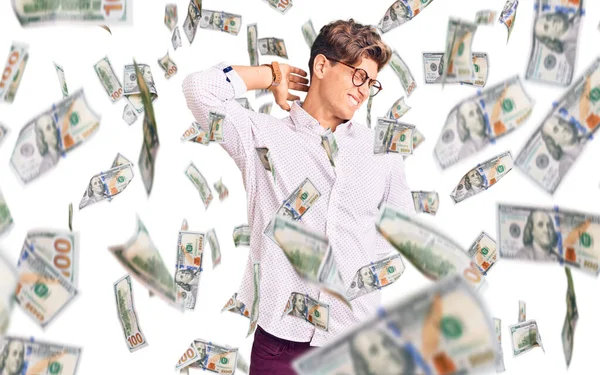 İş kıyafetleri ve gözlük takan, boynu ağrıyan, eli boynuna dokunan, kas ağrısı çeken genç yakışıklı bir adam.